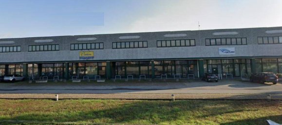 Склад с 5 комнатами в Трекате, Италия № 104430 34