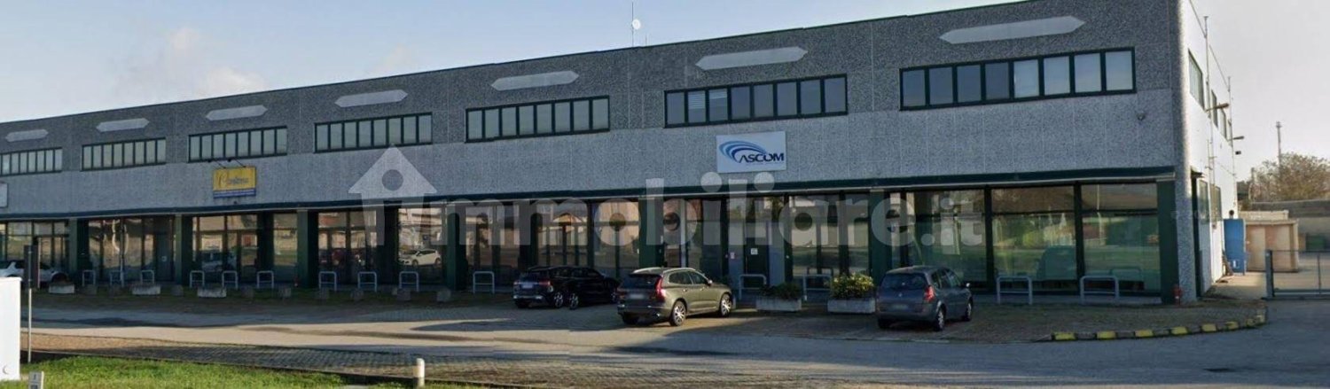 Склад с 5 комнатами в Трекате, Италия № 104430