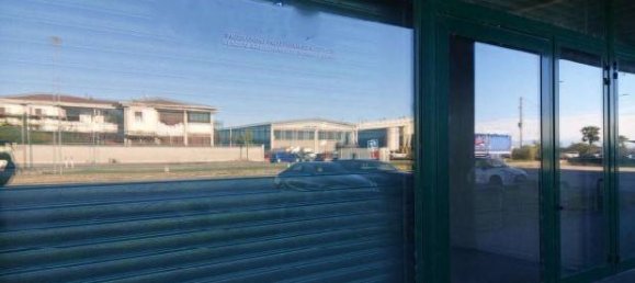 Склад с 5 комнатами в Трекате, Италия № 104430 17