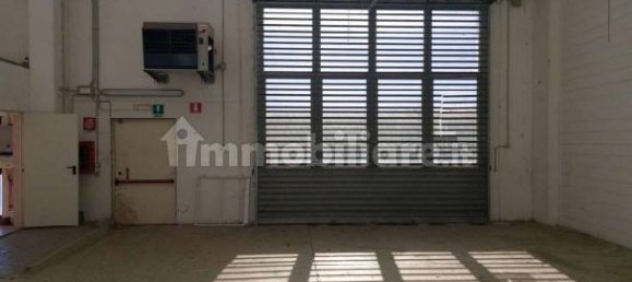 Склад с 5 комнатами в Трекате, Италия № 104430 9