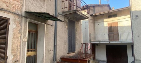 3 rooms House in Fossato di Vico, Italy No. 296998 3