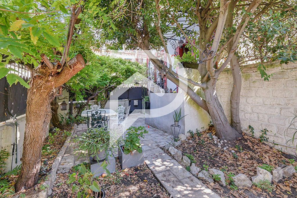 Casa de 3 dormitorios en Colombes, France No. 189190