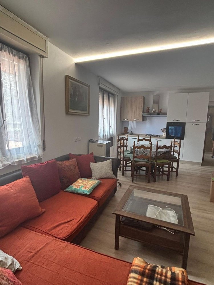 Дом с 6 комнатами в Гандино, Италия № 297795