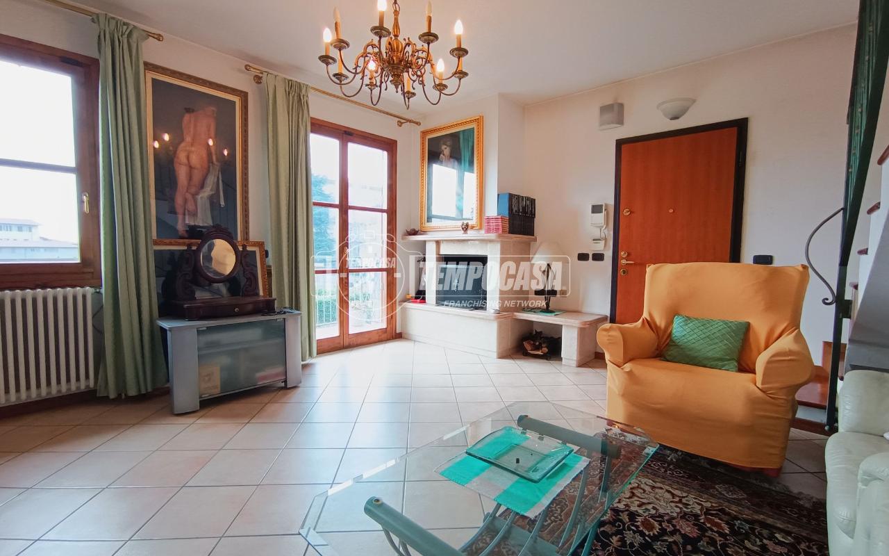 3-salle Appartement à Bergamo, Italy No. 238222