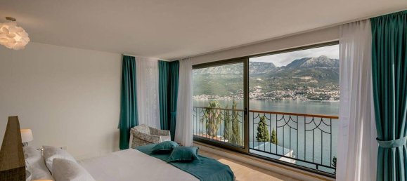 4 bedrooms Villa in Herceg Novi, Montenegro No. 343 6
