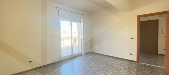 3-salle Appartement à Bari, Italy No. 29131 6
