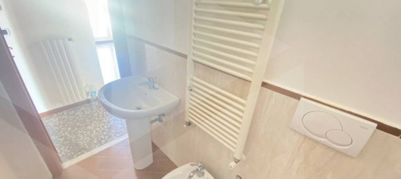 3-salle Appartement à Bari, Italy No. 29131 18