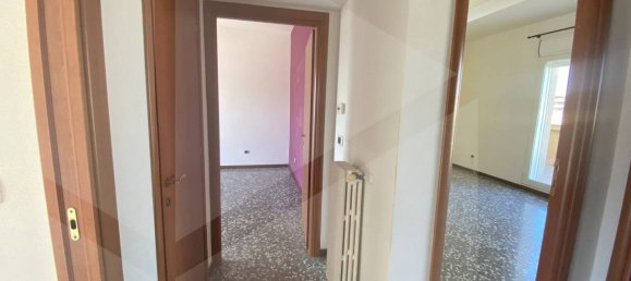 3-salle Appartement à Bari, Italy No. 29131 11