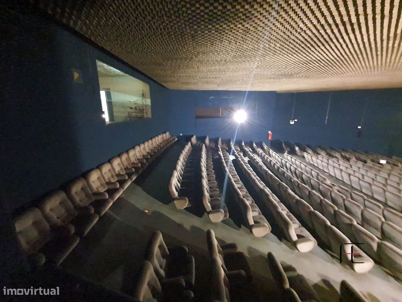 1000m² Commercial property in Porto, Portugal No. 295978