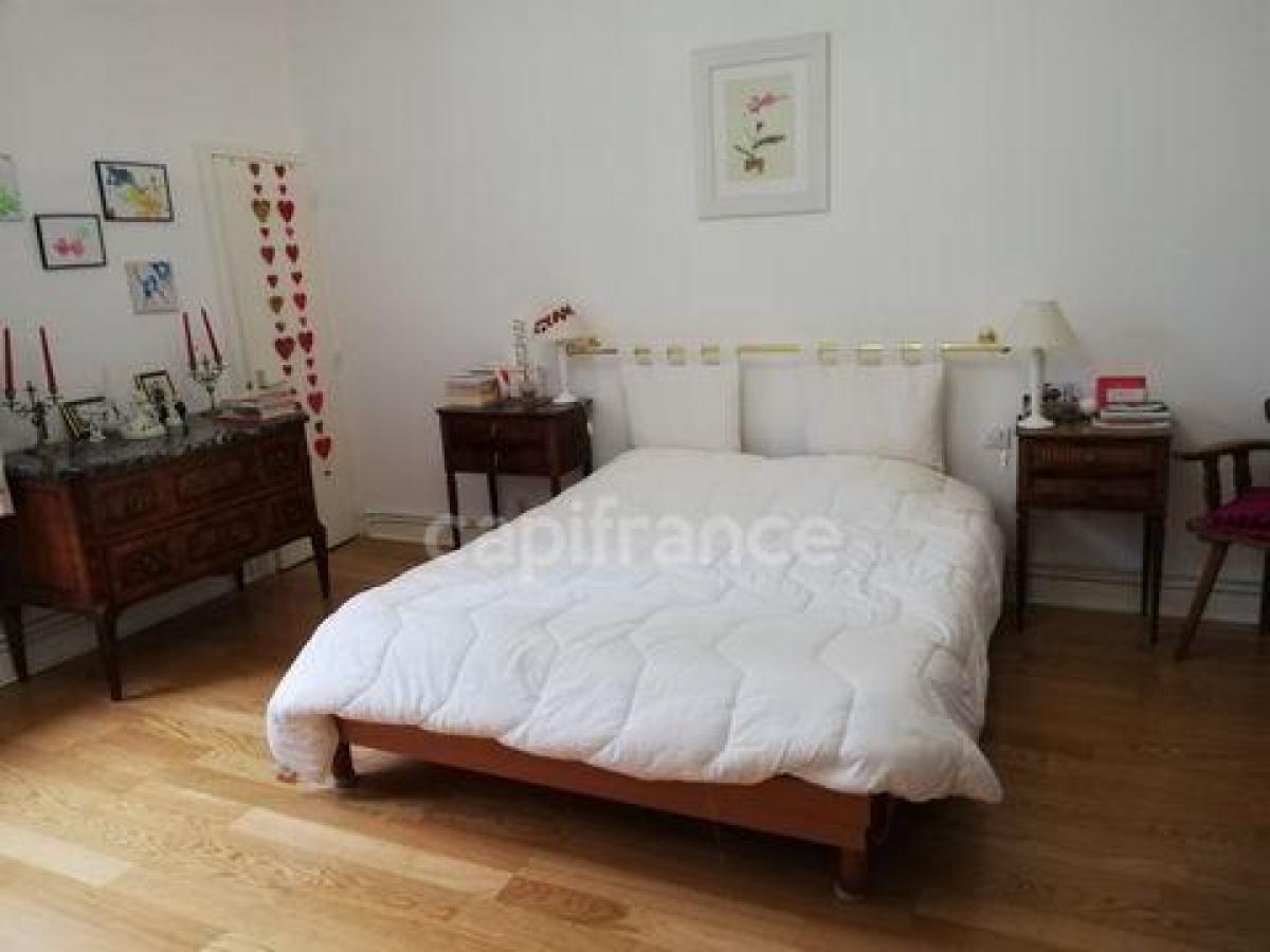 3 bedrooms House in Loches, France No. 9170