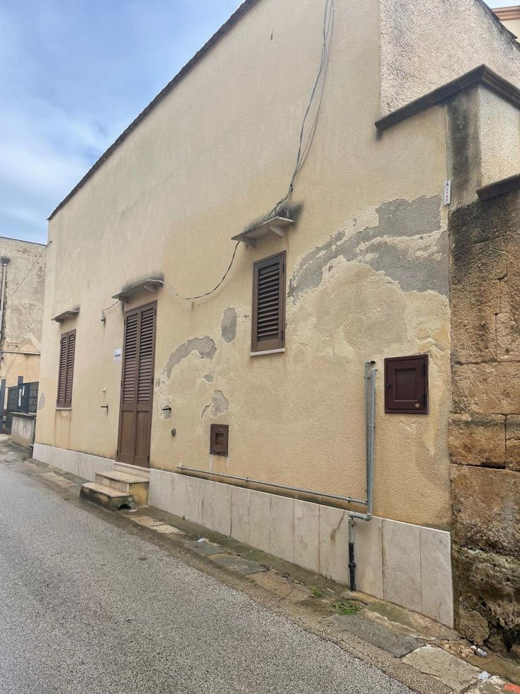 Casa de 3 divisões em Campobello di Mazara, Italy N.º 136134