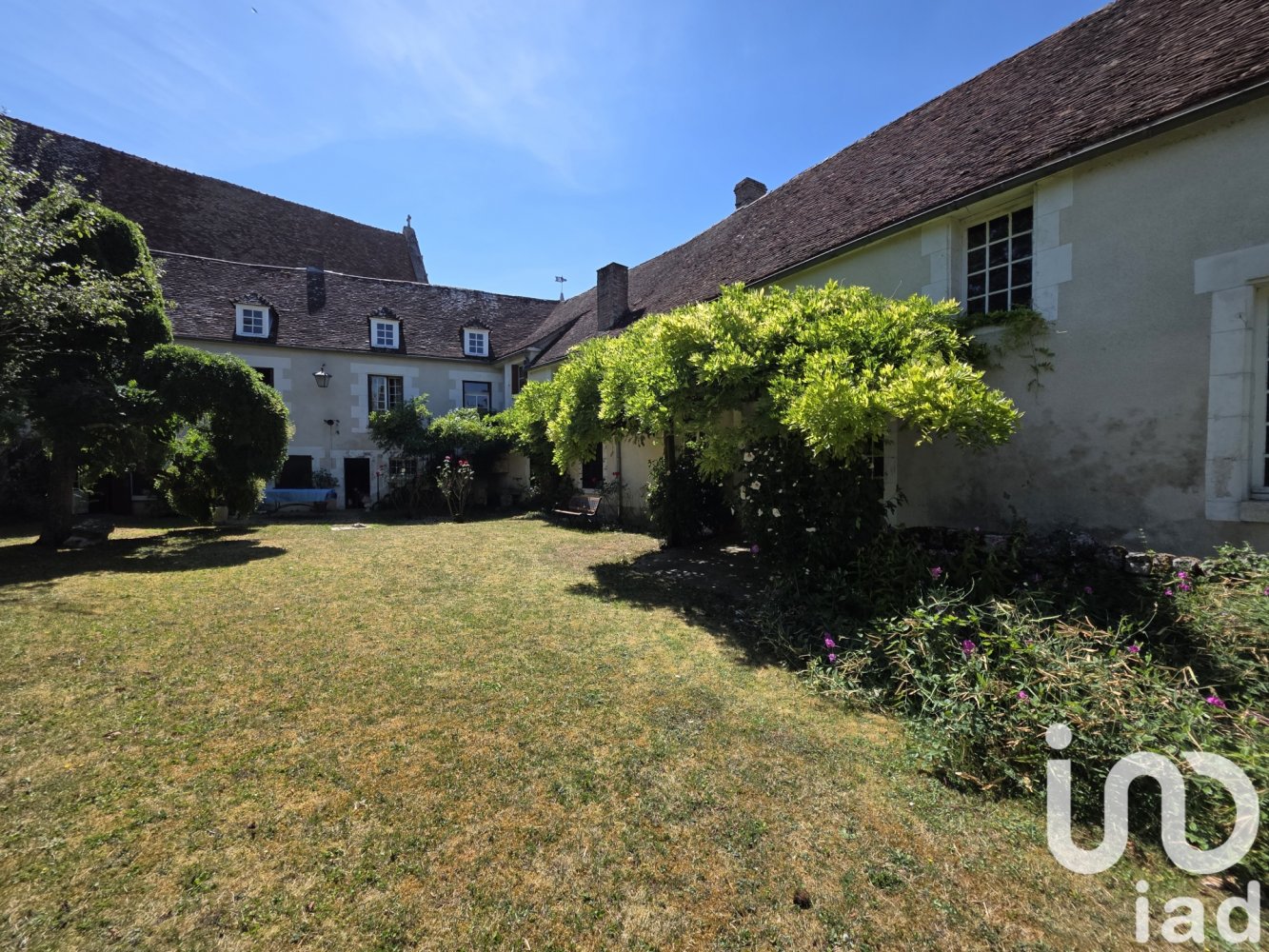 8 bedrooms House in Yonne, France No. 348577