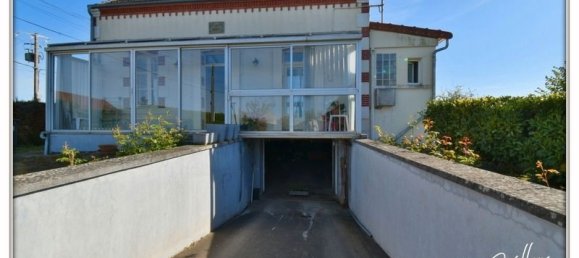 4 bedrooms Townhouse in Chateaumeillant, France No. 69660 3