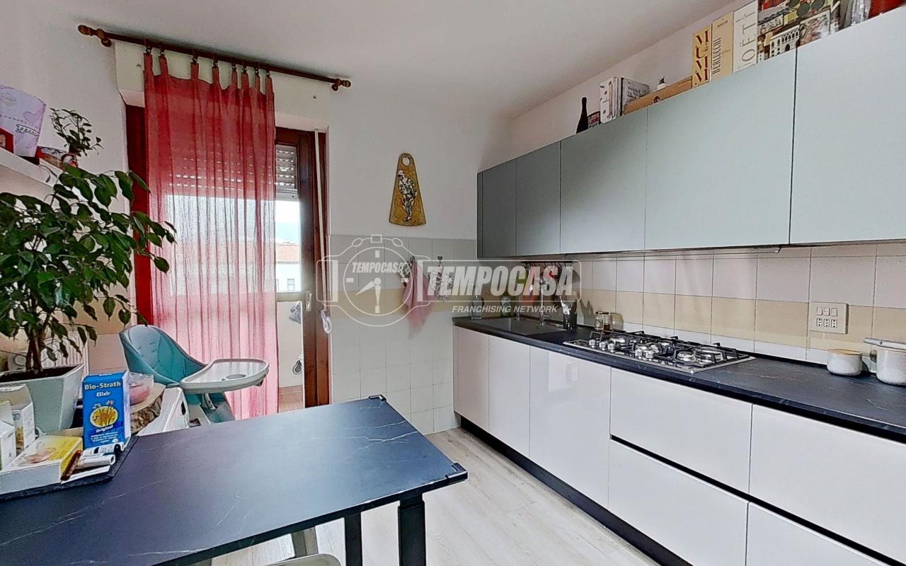 4 rooms Apartment in Bergamo, Italy No. 238965