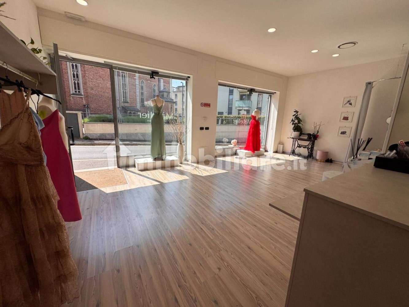 2-Zimmer Gewerbliche Immobilie in Como, Italy, Nr. 279656