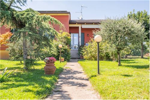 4 bedrooms House in Marcaria, Italy No. 290169