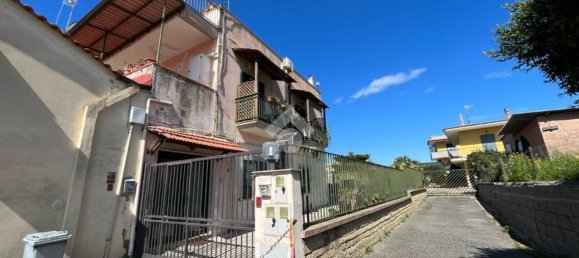 3 rooms Apartment in Pozzuoli, Italy No. 54020 5