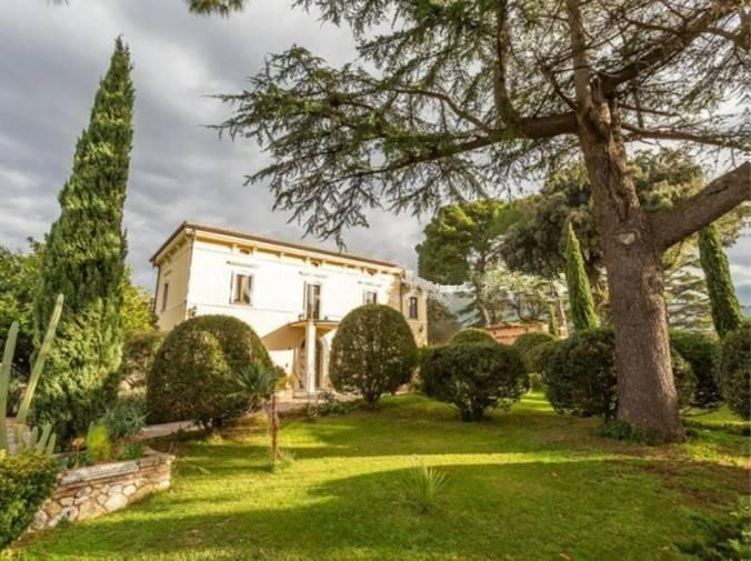 Вилла с 10 комнатами в Паломбара Сабина, Италия № 40465