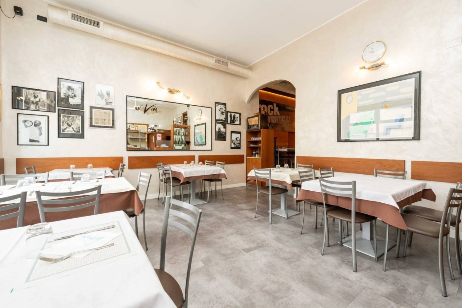  عقار تجاري في Milan, Italy 100متر مربع رقم 271156