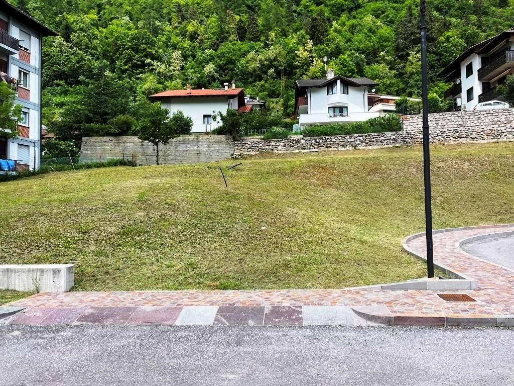 325m² Land in Malé, Italy No. 29193