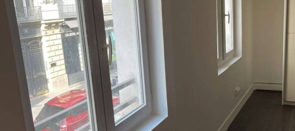 Studio in Paris, France No. 333886 5