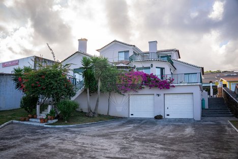 Casa de 4 dormitorios en Praia da Vitoria, Portugal No. 167028