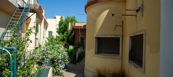 Дом с 10 комнатами в Сан Вито деи Норманни, Италия № 276874 5