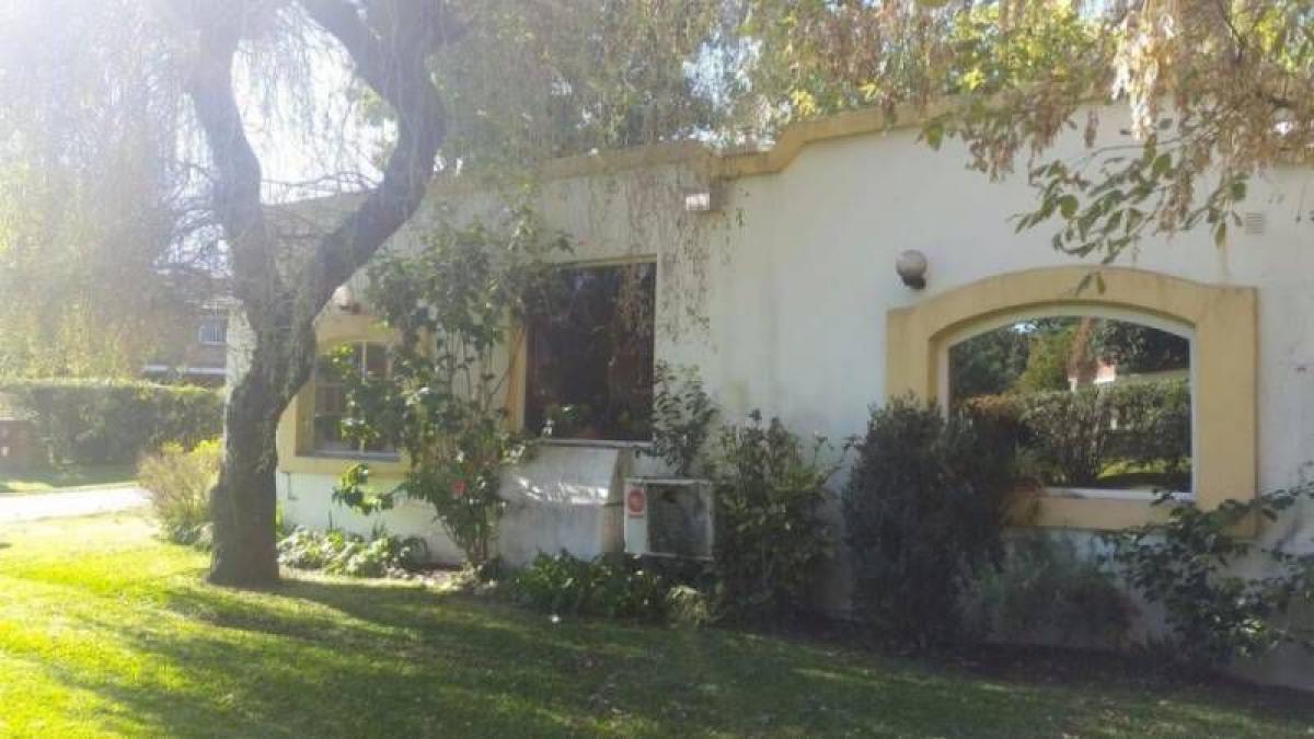 Дом с 3 спальнями в Эскобар, Аргентина № 64034