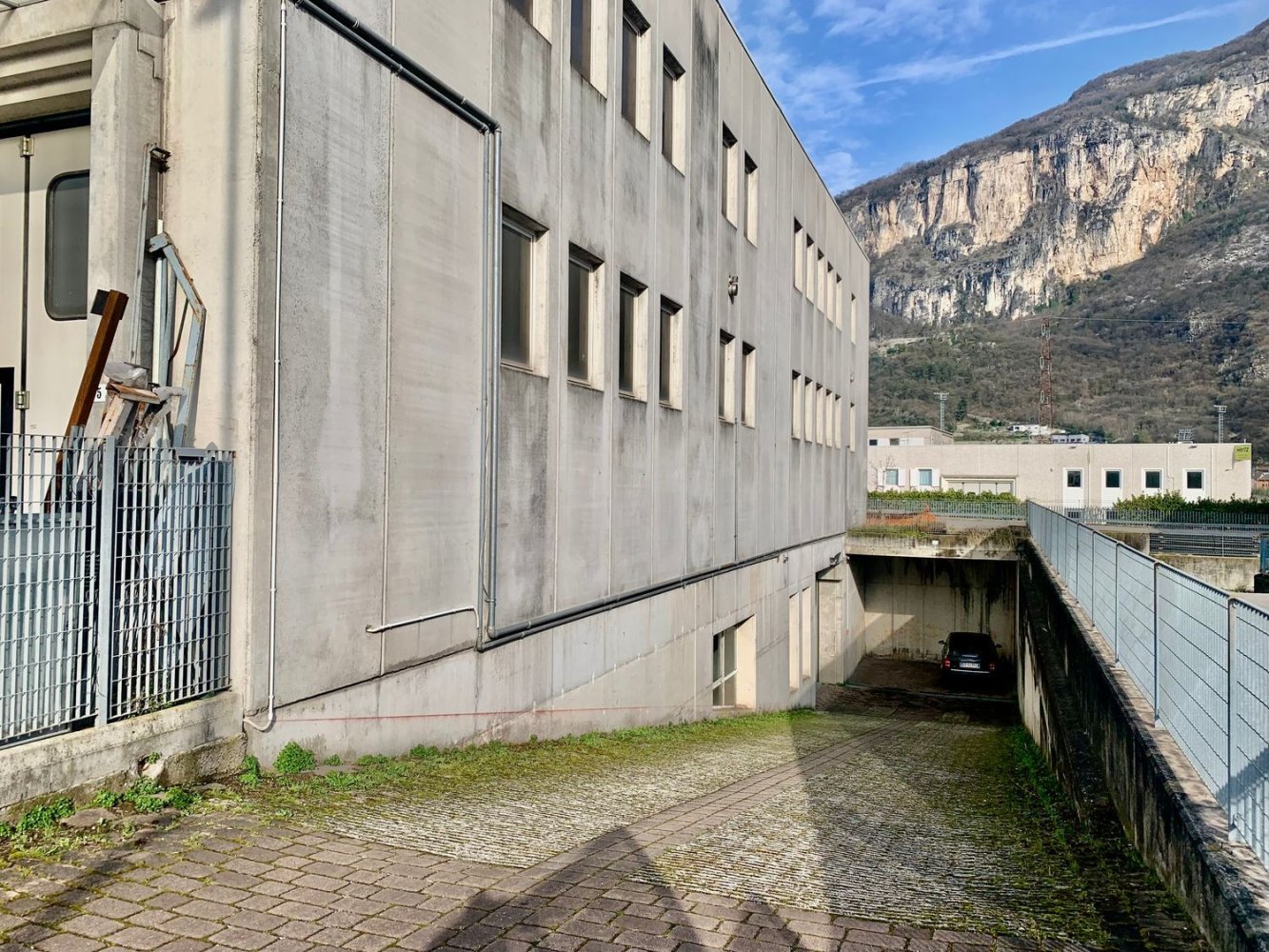 Коммерческая недвижимость 350м² в Мори, Италия № 44308