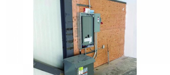 1650m² Commercial property in Hamilton, Canada No. 1381 6