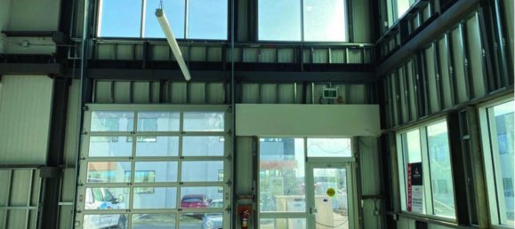 1650m² Commercial property in Hamilton, Canada No. 1381 3