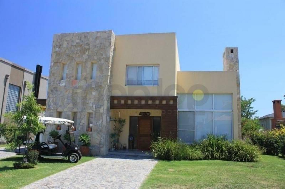 4 bedrooms House in Berazategui, Argentina No. 53471