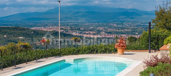 5 bedrooms Villa in Arezzo, Italy No. 125675 3