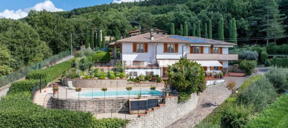 5 bedrooms Villa in Arezzo, Italy No. 125675 2