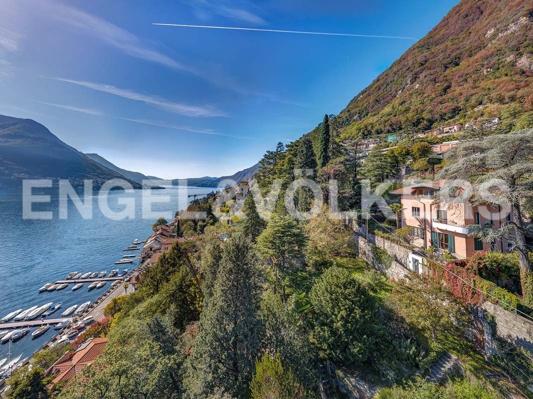 4 bedrooms Villa in Carate Urio, Italy No. 68633