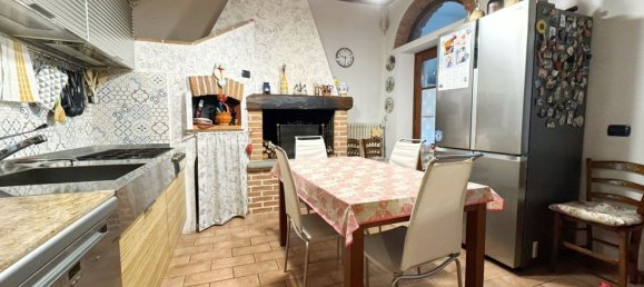 4 bedrooms Apartment in Campi Bisenzio, Italy No. 323141 6