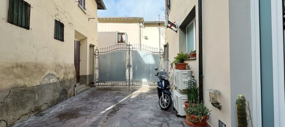 4 bedrooms Apartment in Campi Bisenzio, Italy No. 323141 18