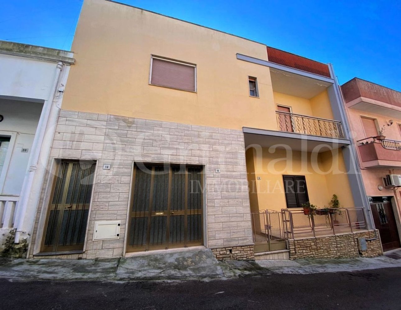 Дом с 5 комнатами в Sannicola, Италия № 293069