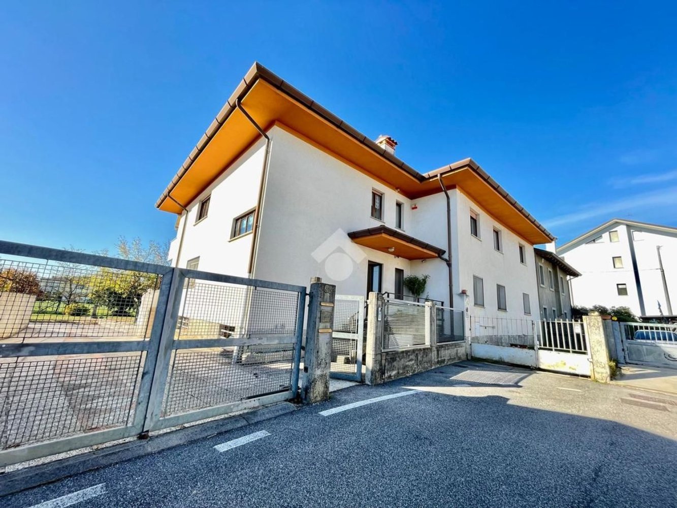 Apartamento de 8 habitaciónes en Udine, Italy No. 94537