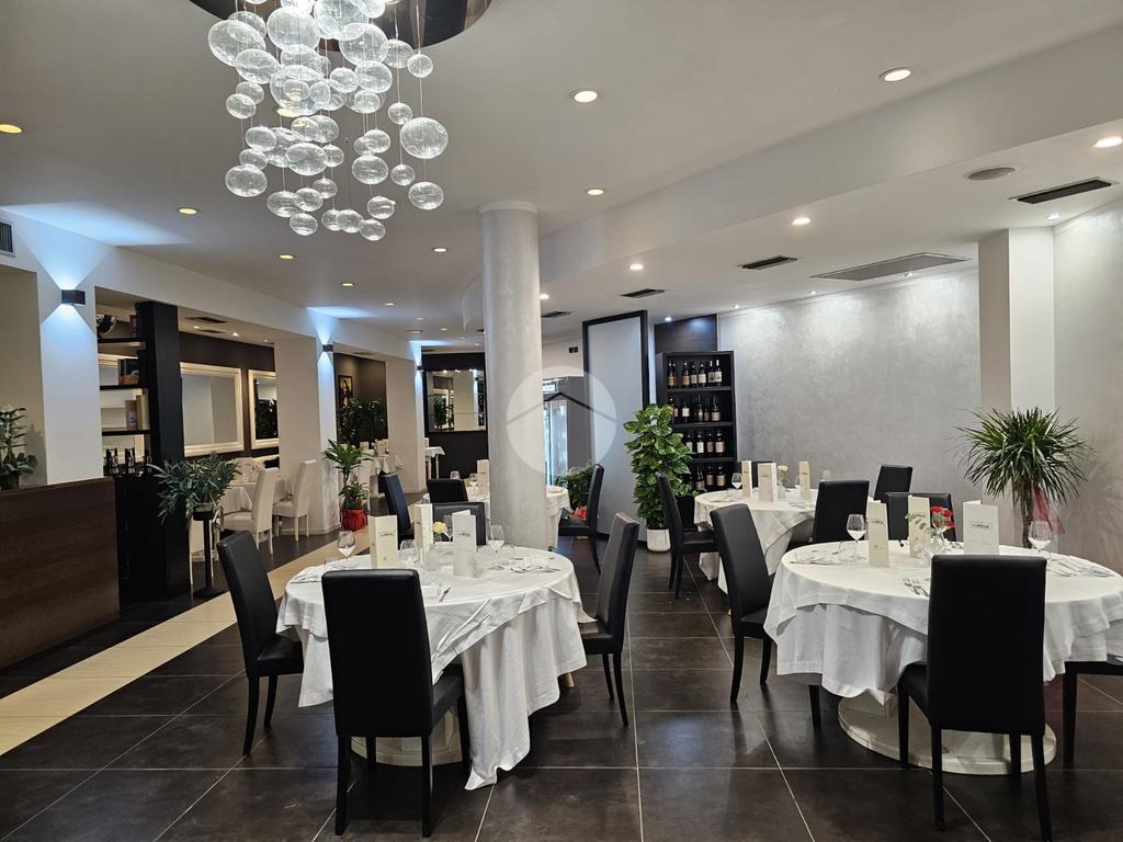 Imóvel comercial de 2 divisões em Cassino, Italy N.º 110137