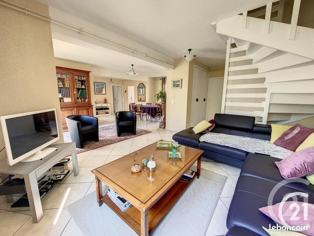 Dúplex de 4 dormitorios en Reims, France No. 88195