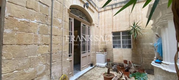 7 bedrooms Townhouse in Qormi, Malta No. 1572 2