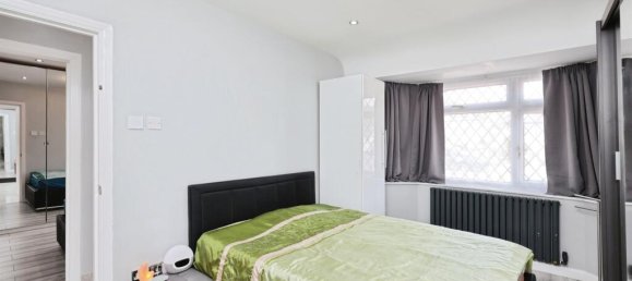 3 bedrooms Bungalow in Watford, United Kingdom No. 6778 9