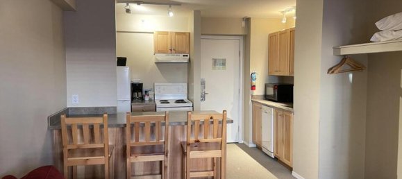 Studio in British Columbia, Canada No. 1231 4