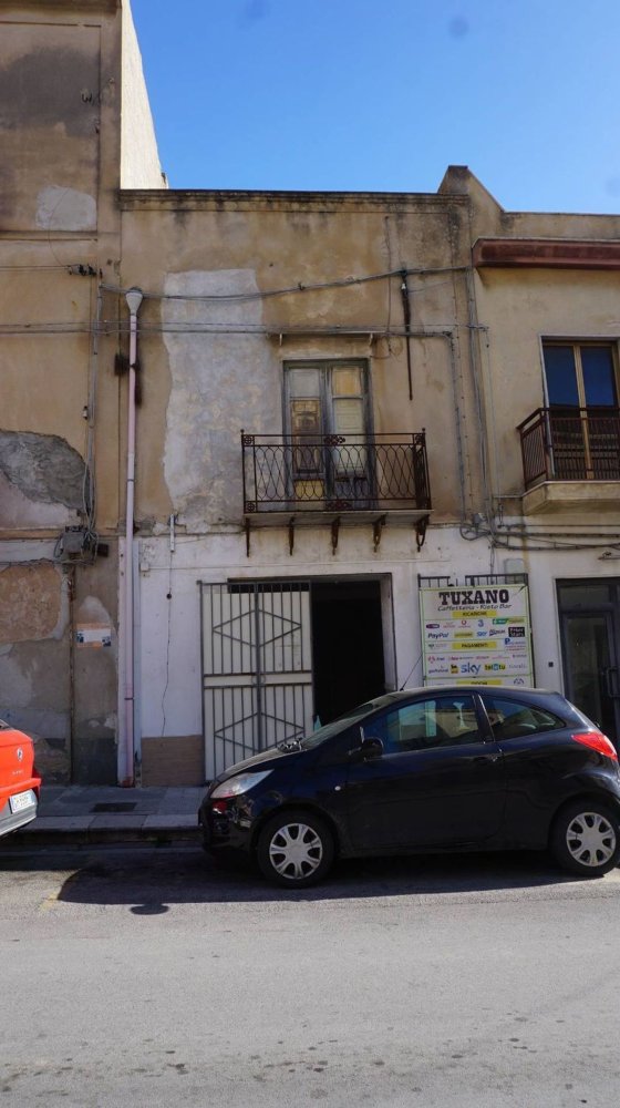 135m² Commercial property in Castelvetrano, Italy No. 125348