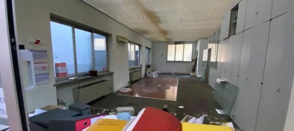 3200m² Commercial property in Vigevano, Italy No. 79329 6