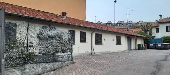 3200m² Commercial property in Vigevano, Italy No. 79329 3