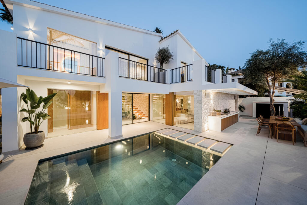 4 bedrooms Villa in Marbella, Spain No. 73369