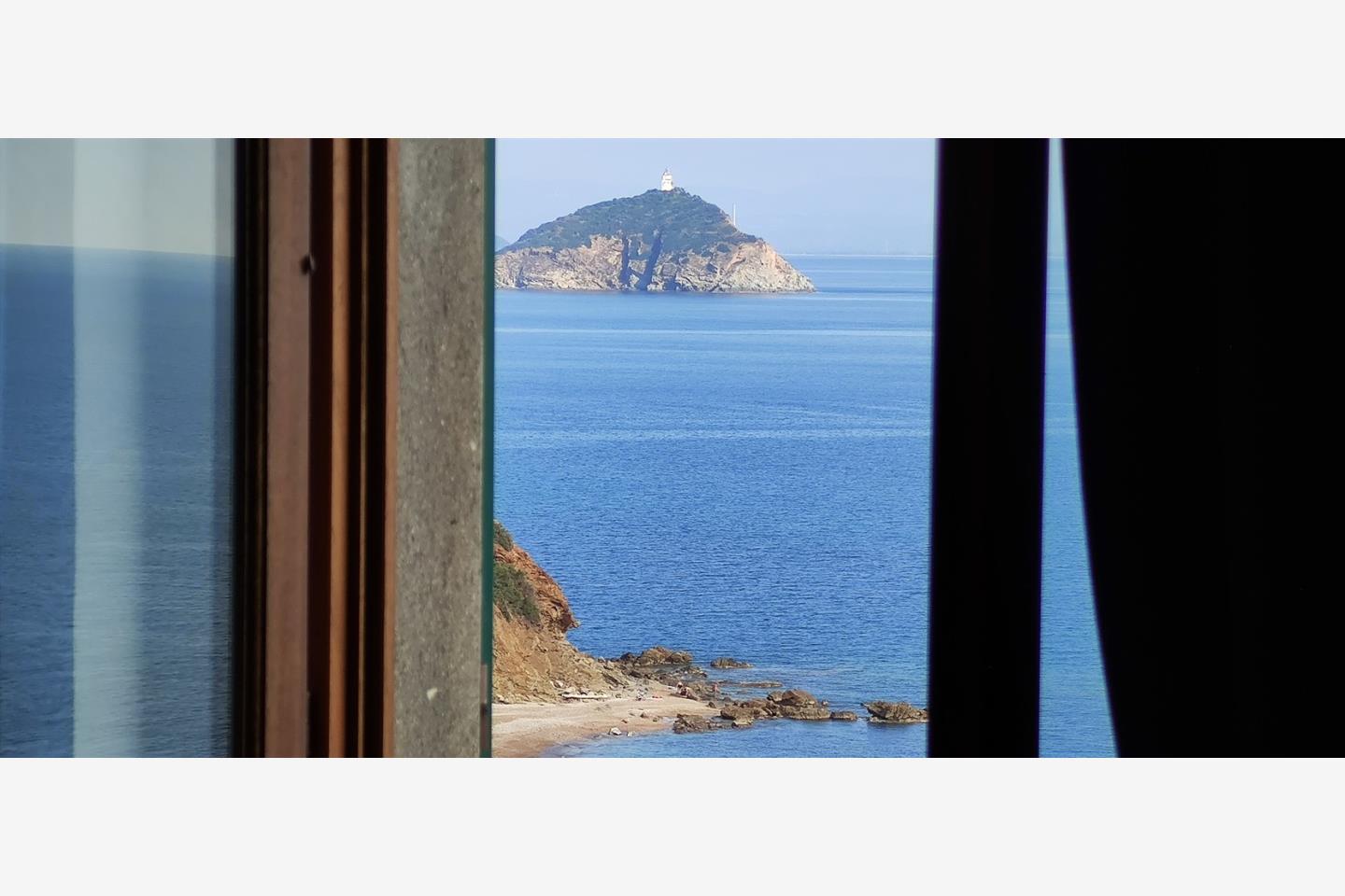 Apartamento de 4 dormitorios en Piombino, Italy No. 84024