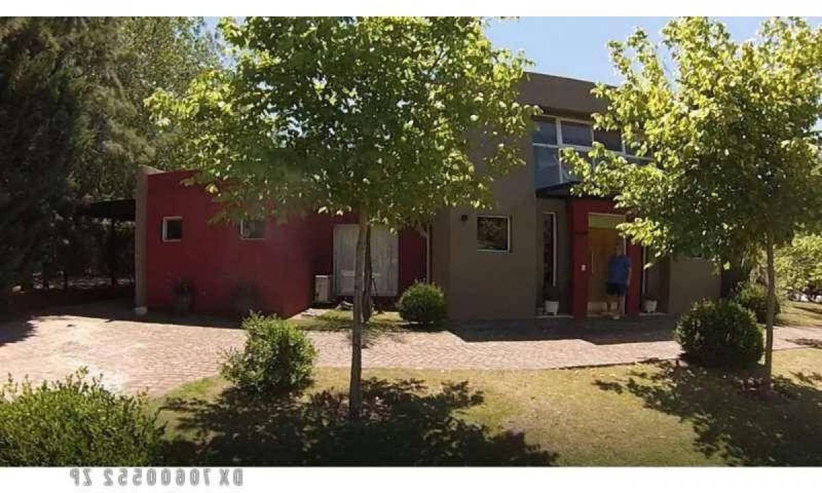 Casa de 3 dormitorios en Tigre, Argentina No. 12305